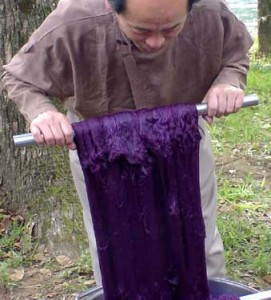 竹田市の紫草の染液で染めた絹糸
