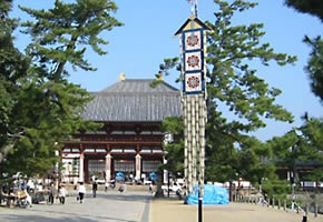 東大寺大仏開眼1250年慶賛大法要で飾られた幡 東大寺大仏開眼1250年慶賛大法要で飾られた幡