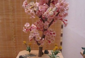 桜の台　蝶二疋・山吹　岩清水八幡宮蔵